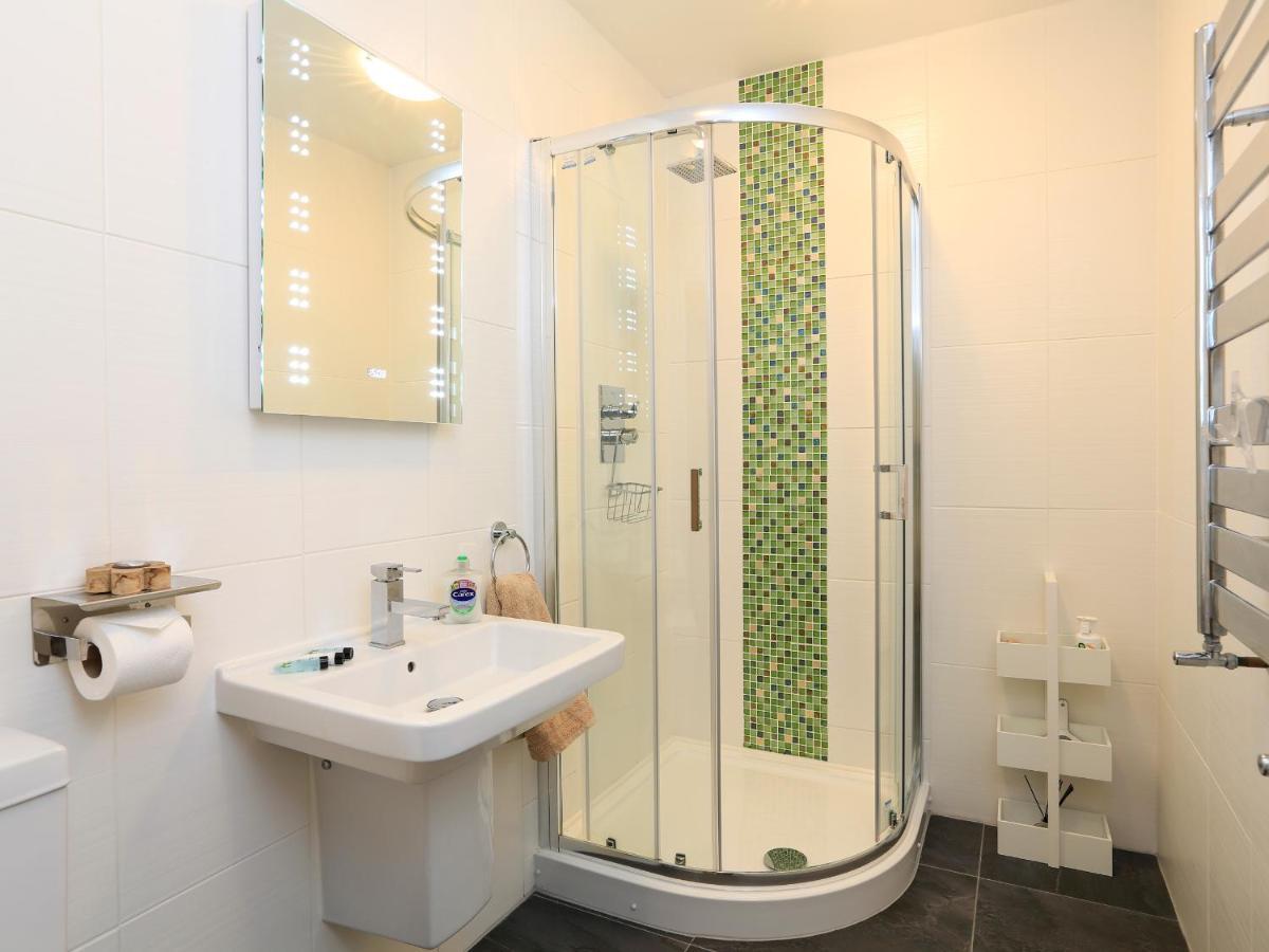 1 At The Beach Beesands Екстер'єр фото